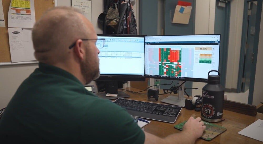 correctional-officer-using-computer (1)