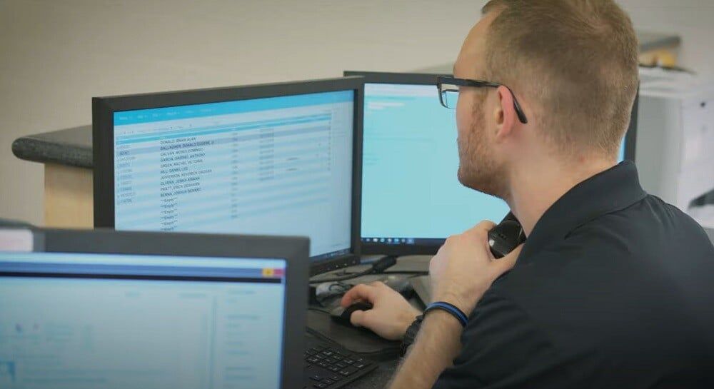 correctional-officer-using-computer (2)