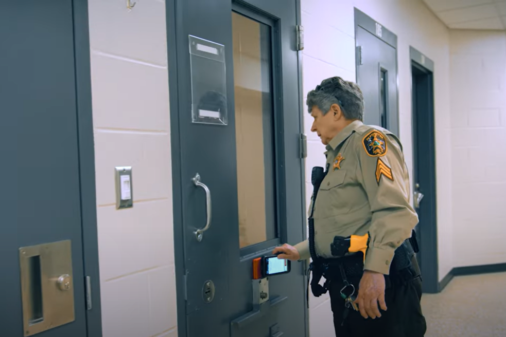 Does Command Cloud Alert Staff When Security Rounds are Late?