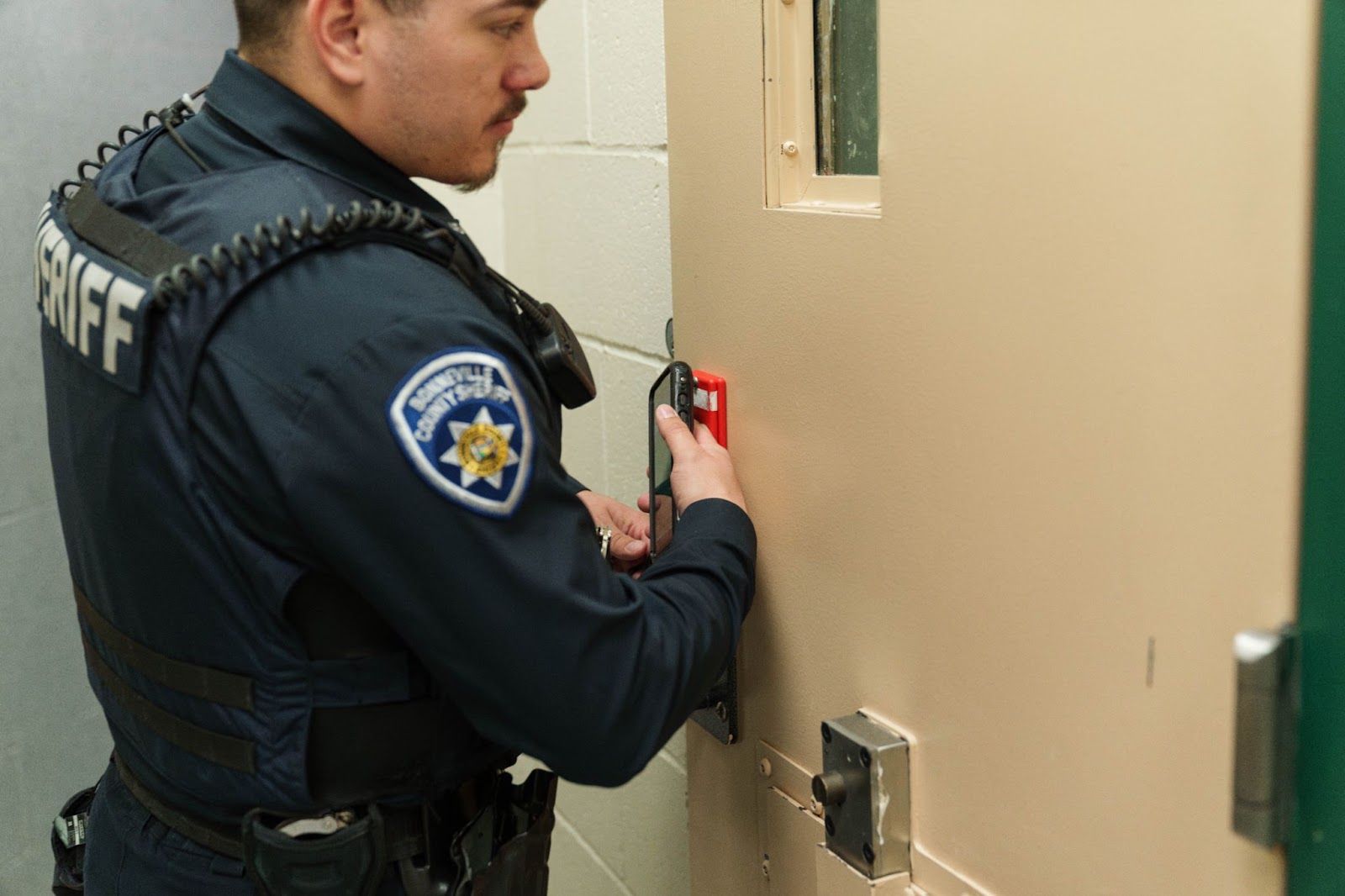 officer scanning hard tag with spartan