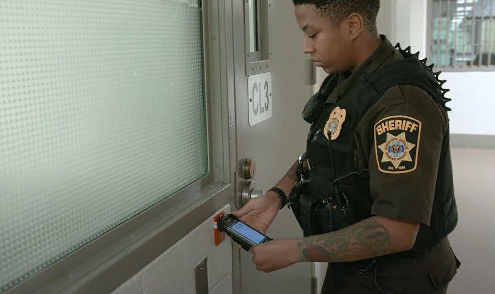 officer scanning hard tag with spartan