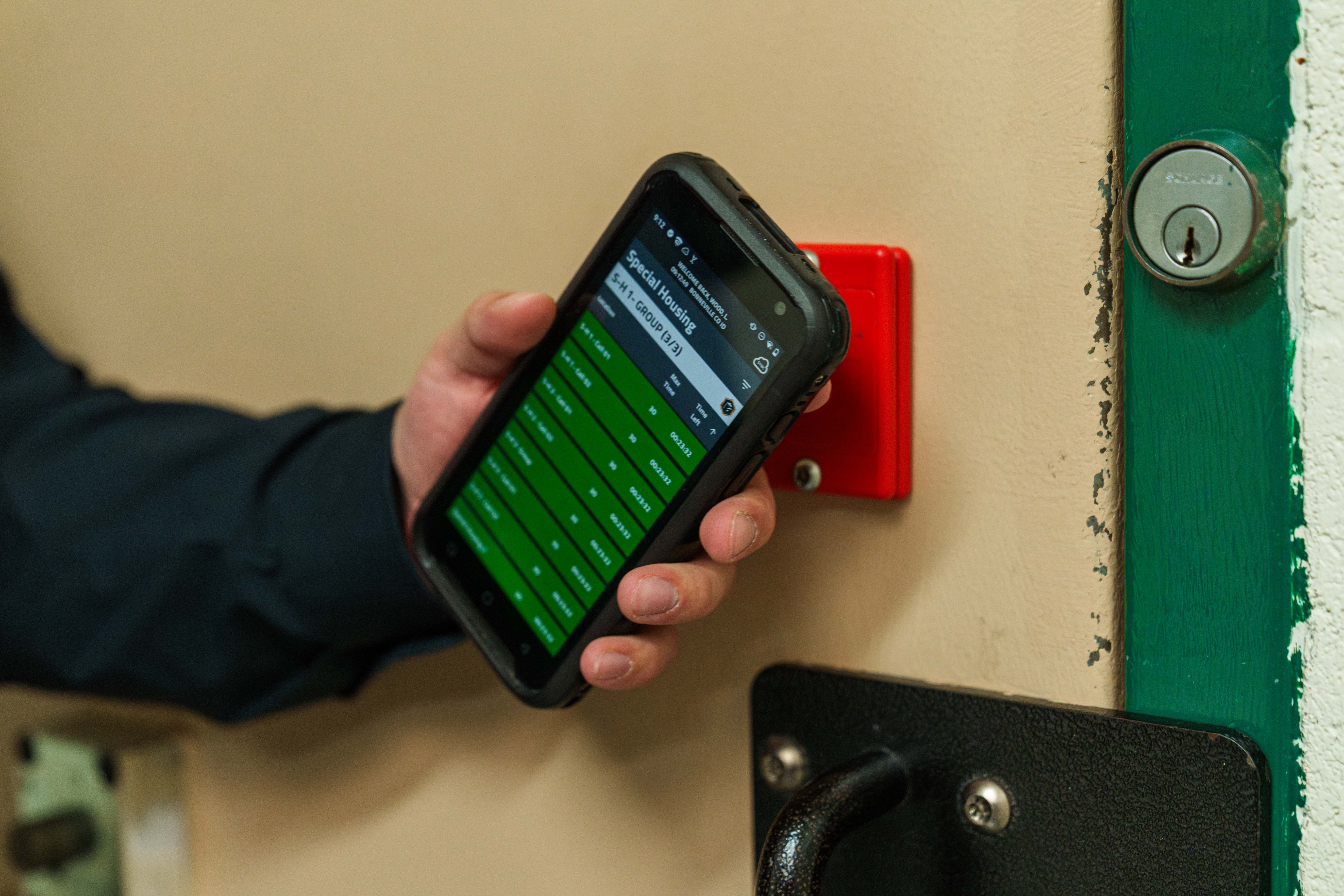 Officer scanning an RFID Hard Tag with SPARTAN 3 running Mobile Compliance Monitor