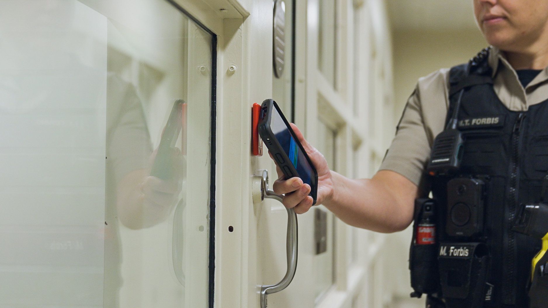 Officer scanning a fixed RFID Hard Tag with a SPARTAN 3 at the point of responsibility